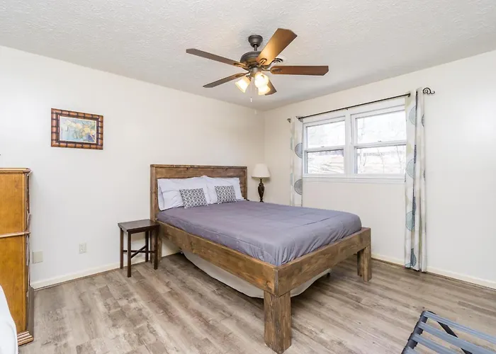 Downtown Family Retreat: 5BR Oasis Near Dahlonega